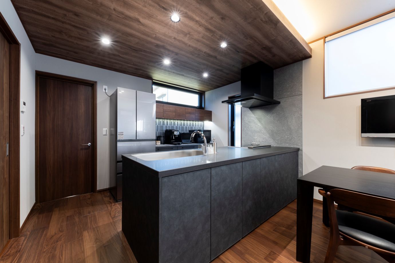 壁付けキッチン→オープンキッチン