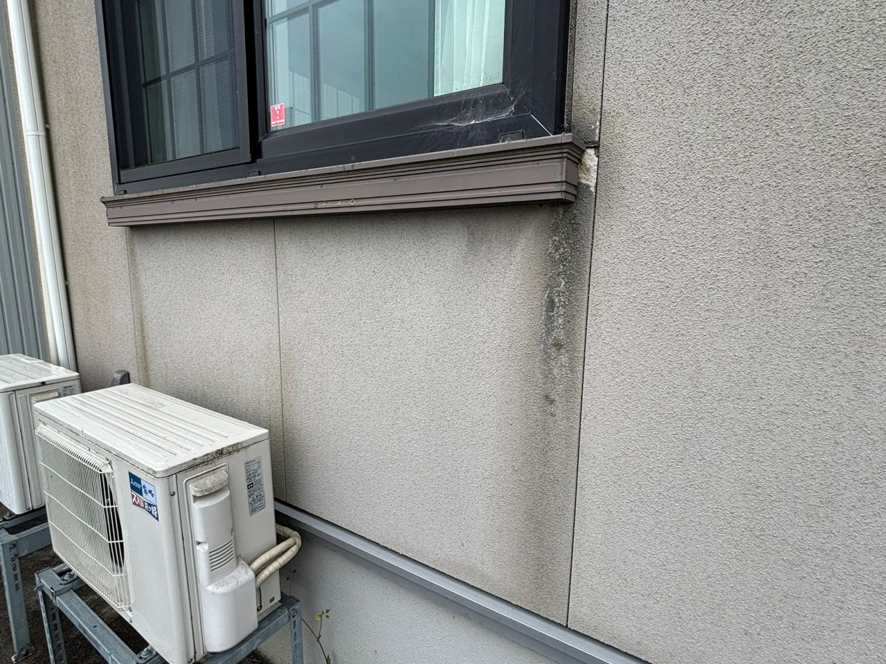 窓下の傷みも綺麗に